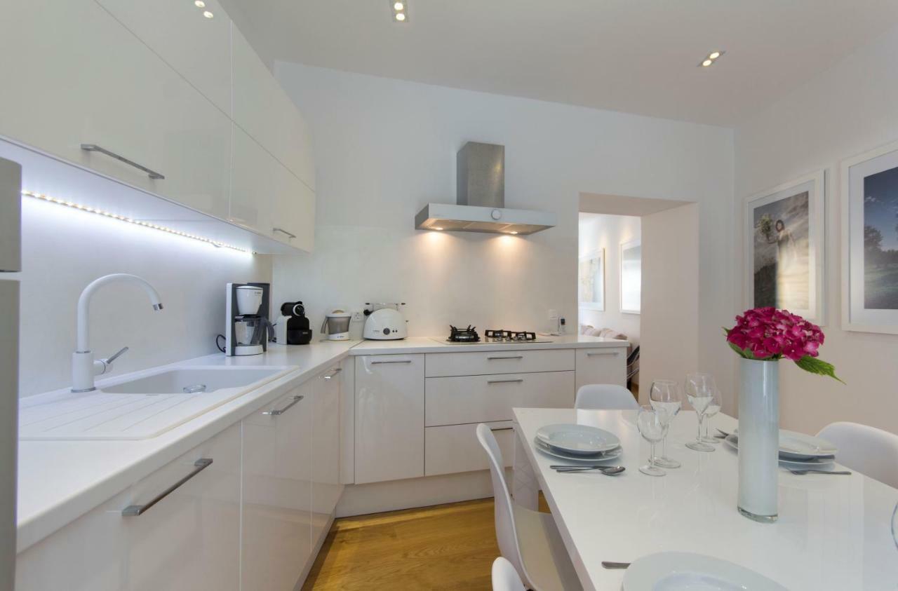 Appartment In Center With Parking Pula Exterior photo